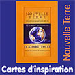 Cartes d'inspiration Nouvelle Terre - Editions Ariane - Dans ce tout nouveau jeu de cartes, l'auteur, Eckhart Tolle, a minutieusement choisi les passages les plus riches de son livre à grand succès Nouvelle Terre. Son but est d'amener toute personne à vivre plus en profondeur la sagesse et l'inspiration présentes dans cet ouvrage. Chaque passage sélectionné renforce le principe même du livre : accompagner chacun vers une transformation globale de son être. Ces puissantes citations vous libéreront des limites de l'ego et vous aideront à faire l'expérience de votre essence véritable et de l'essence véritable du monde. 52 cartes