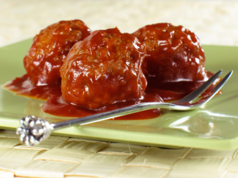 Boulettes de fromage et d’aneth à la sauce tomate