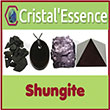 La Shungite est utilisée pour neutraliser les ondes électromagnétiques de notre environnement. Cristal Essence vous présente la shungite, une pierre qui nous protège des ondes électromagnétiques, des box internet, du wifi et des portables. Elle est concentré en une forme rare de carbone. Ses effets protecteurs sont connus depuis longtemps en Russie où beaucoup d"études ont été menées. Superbe minéral aux couleurs profondes, la shungite est extraite dans le nord de la Russie. Elle est associée au symbole du bouclier et constitue une puissante source de vitalité. Son usage, en lithothérapie, englobe de multiples actions autour des maux physiques et psychiques, axées sur la protection et l’ancrage avec la terre en tant que force vive.