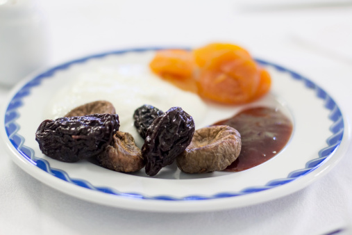 Délice de yaourt vanillé au miel, abricots, dattes et figues, aromatisé à l'aloe vera 