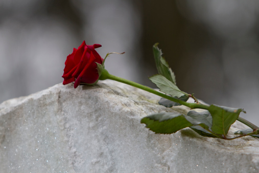 Dois-je annoncer à mon fils le décès de son grand-père ? 