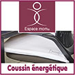 Coussin énergétique par ondes scalaires mom® Fabrication FrançaiseGarantie à vie Compact et léger, il s’adapte à toutes vos activités pour vous protéger des ondes nocives, apaiser vos tissus, rééquilibrer votre énergie et amplifier votre pratique de méditation grâce aux ondes scalaires. La perte de vitalité est un symptôme récurrent dans nos vies modernes. Depuis de nombreuses années, nous travaillons sur des dispositifs qui permettent de régénérer les cellules de l’organisme afin d’augmenter notre énergie vitale. Dans la lignée du matelas, nous avons conçu un coussin énergétique à utiliser au quotidien pour vous charger en énergie scalaire. Le coussin énergétique est composé d’un ensemble de circuits oscillants type Lakhovsky issu des travaux de Nicolas Tesla, répartis sur toute sa surface, et de mémoire affermies, « cristallisées » d’informations biologiques globales issues de végétaux et de minéraux. Un procédé bioélectronique qui agit sur la cellule, en effet le potentiel électrique de la cellule est l’élément central d’un organisme en bonne santé. Il s’opère un rééquilibrage du milieu cellulaire par un apport d’énergie issu du vide qui nous environne par effet de bio-résonance. 