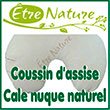 Cale nuque et coussin d'assise Toutes nos créations sont réalisées en atelier près de Nantes. Le cale nuque de voyage Nomade est un coussin de cou facile à transporter partout ou vous vous déplacez. Le coussin intérieur en coton bio, muni d'une fermeture à zips, est rempli de balles de millet ou sarrasin qui assurent un confort et un calage optimal. Toute la gamme est livrée avec sa housse de protection lavable. Le coussin d'assise et de nuque présente les mêmes caractéristiques en garnissage avec sa housse de protection lavable. Plus volumineux et lourd, il est plus adapté à une utilisation chez soi ou en loisirs, détente ou yoga. Il peut même être utilisé en coussin pour dormir et se substitue à votre oreiller.