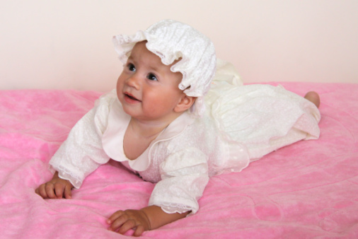 Je confectionne sa robe de baptême