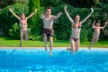 Les atouts santé/bien-être d’une piscine à la maison : de la qualité à la sécurité