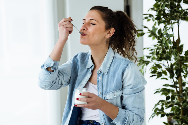 Les femmes grignotent plus que les hommes 