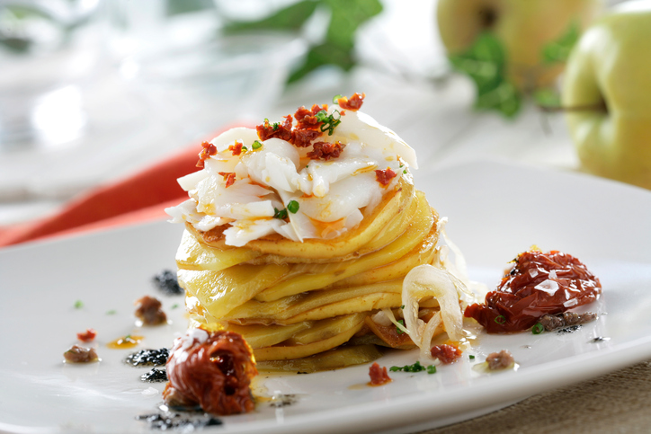 Millefeuille de pommes de terre, escalope de veau et pommes fruits