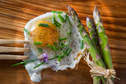 Œufs cocotte aux asperges vertes 