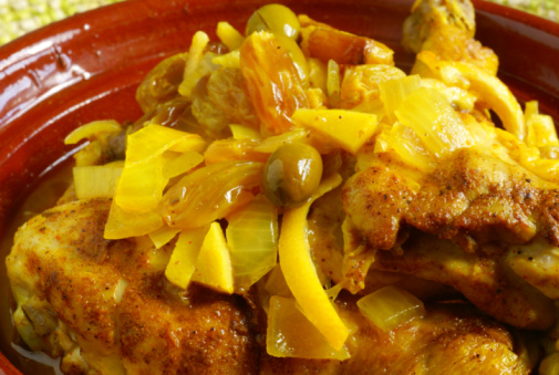 Tajine de poulet au citron confit et olives vertes